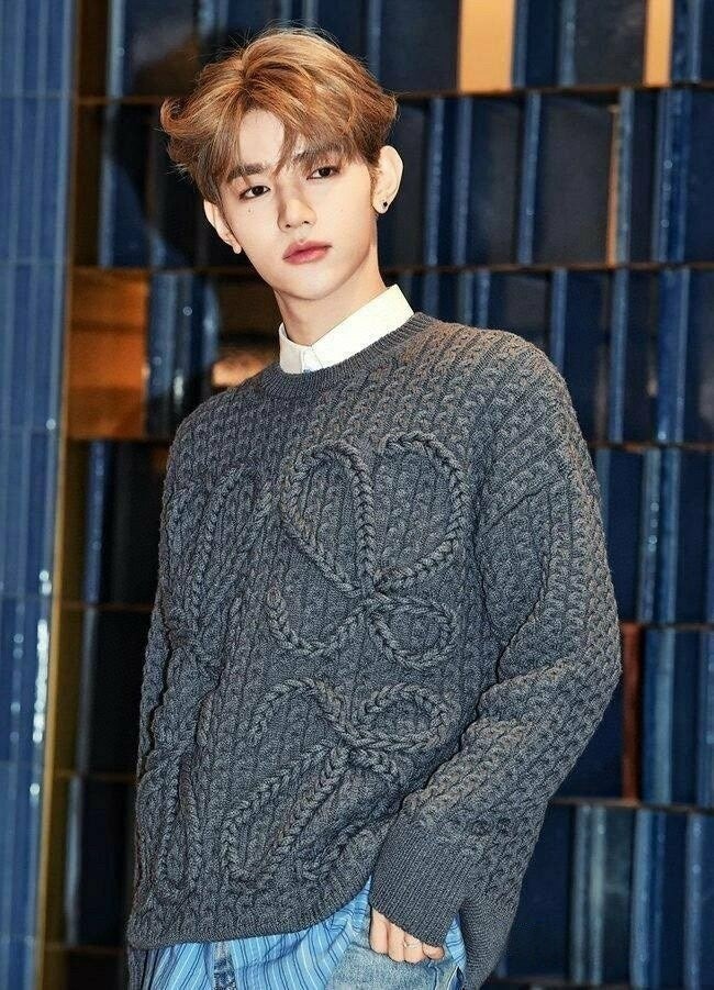 💕 로** 애너그램 케이블 니트