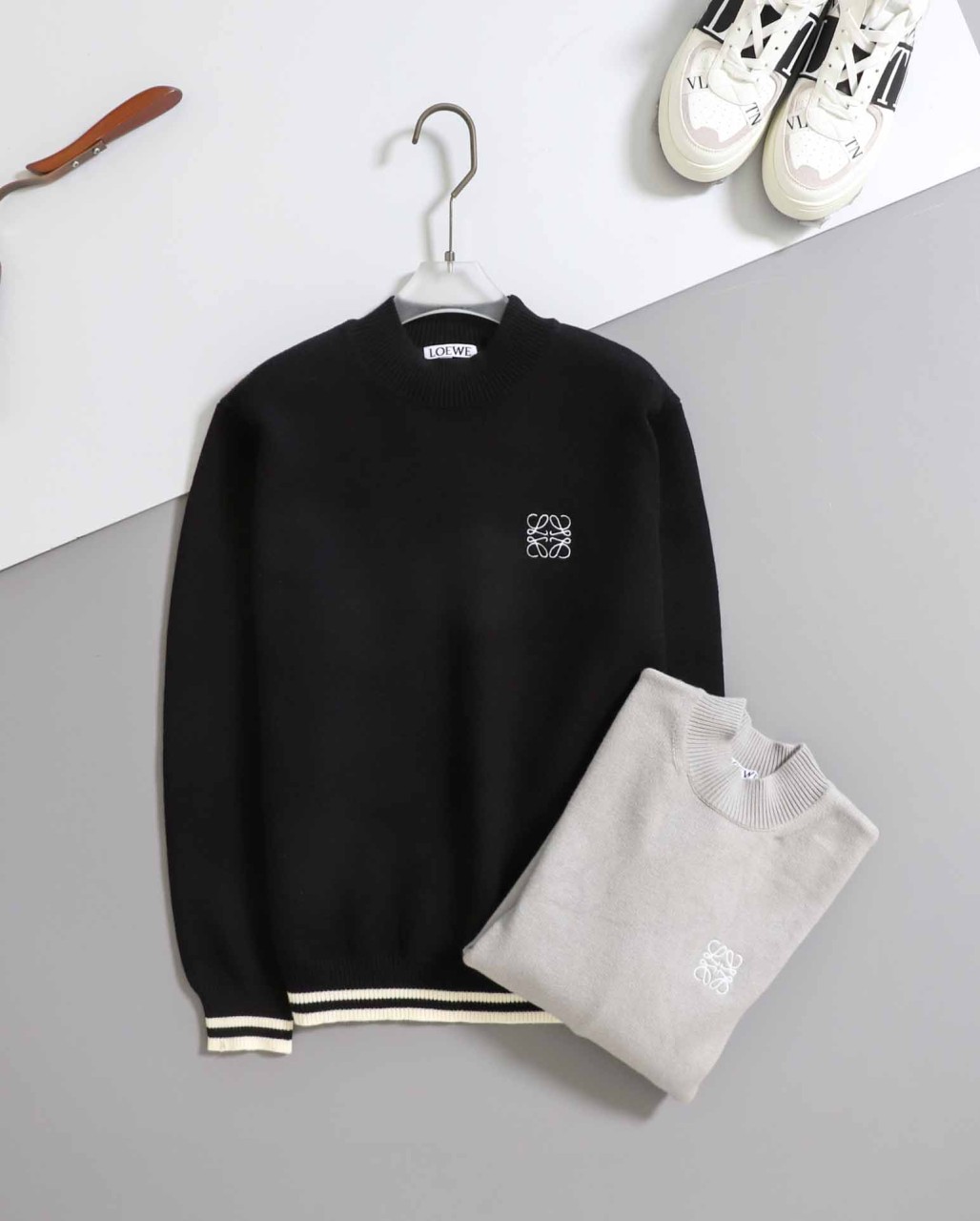 #로에베 [ L*EWE ] 수입 아나그램 로고 라인 니트 입고💢 #남성상의 #니트