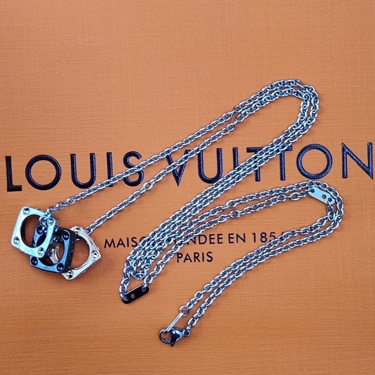 [458번] #루이비통  모노그램 볼트 목걸이