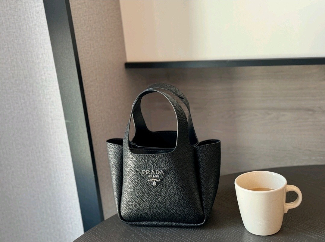 #N #프라다 가죽 핸드백
