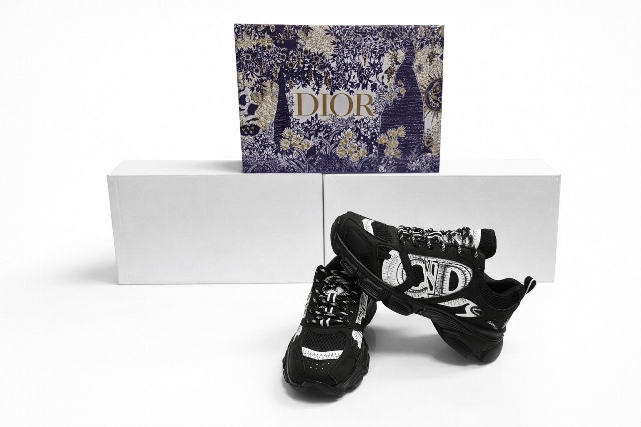 💕 디* 크로노 스니커즈 블랙 메시 & 화이트 톤 래미네이트 레더-이펙트 패널