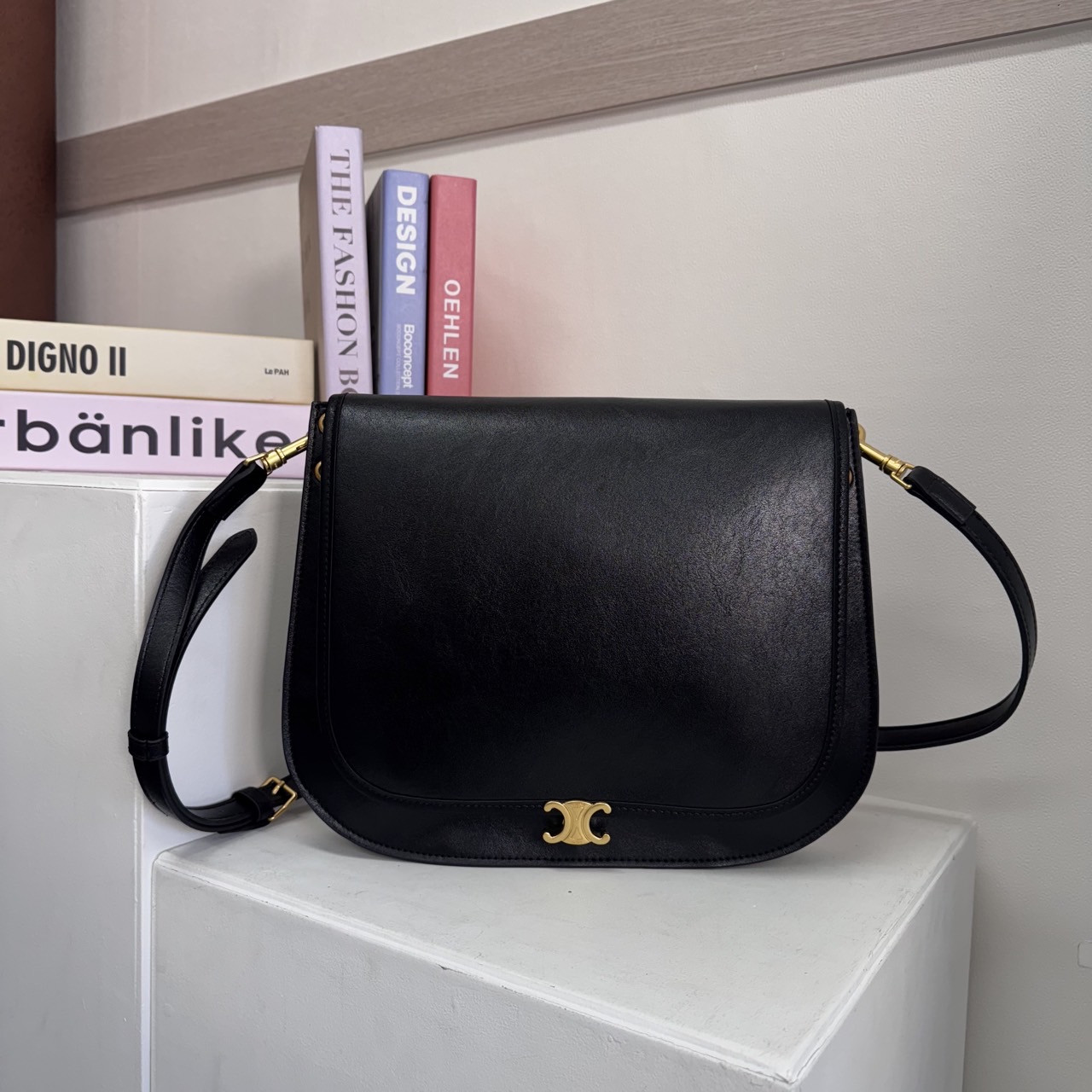 🤴🏻 #셀린느  소프트 트리옹프 베사체🤴🏻신상 입고🤴🏻