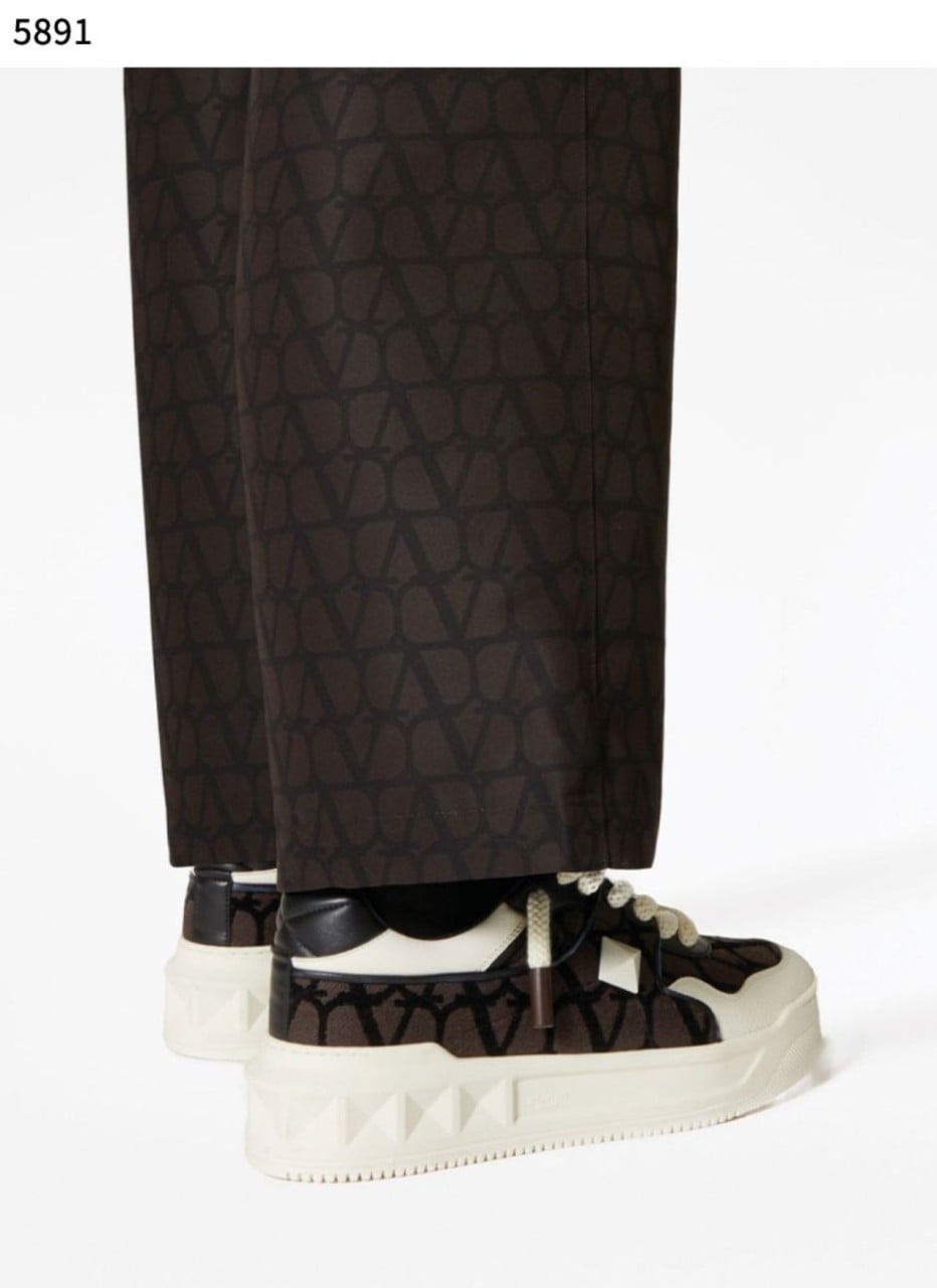 #발렌티노 [VALENTINO] 수입프리미엄급 원 스터드 XL 스니커즈 신상 입고💢 #태그 #신발 #5891
