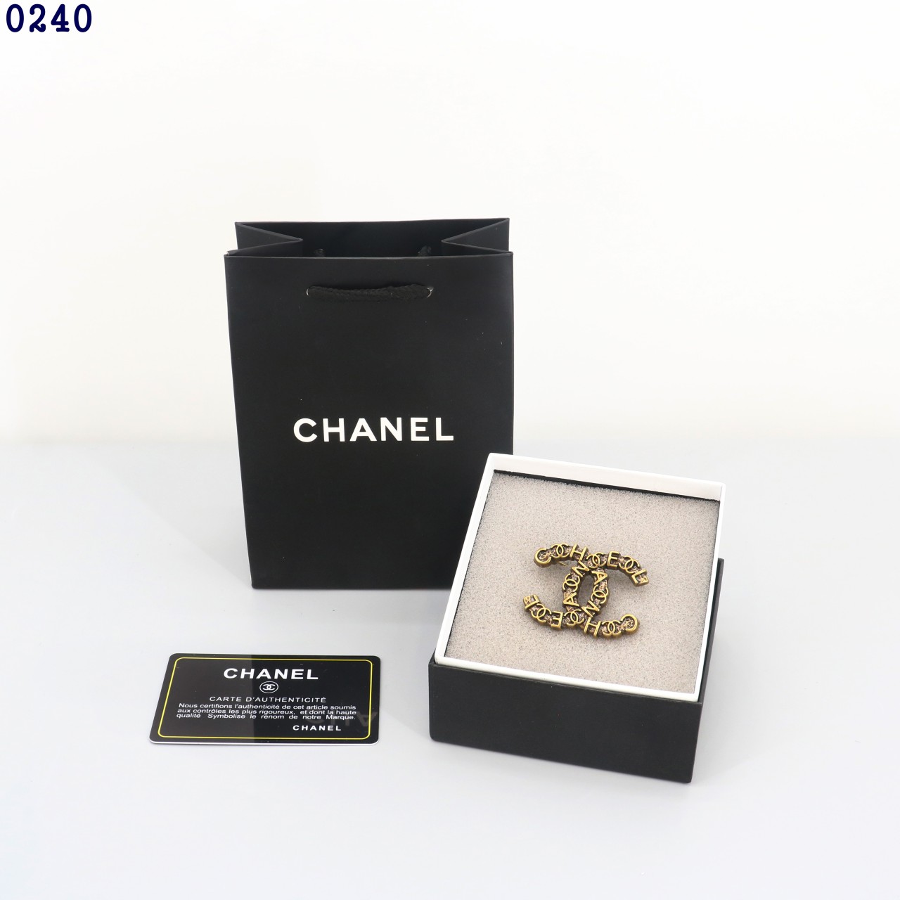 👹샤넬 메탈골드 로고 폰트 브로치👹