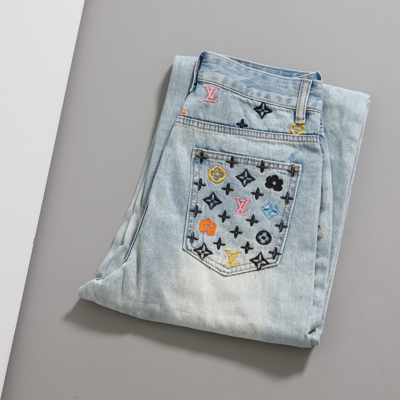 #루이비통 [ L.V ] 수입 멀티컬러 모노그램 자수 데님 팬츠 입고💢 #여성하의 #청바지