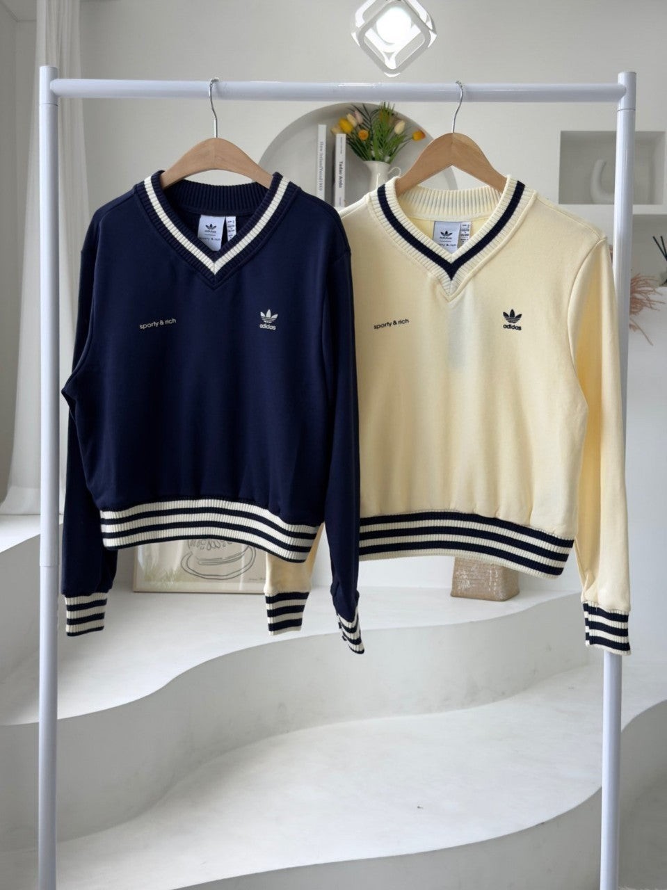 (111)아♡스포티앤리치 브이넥 맨투맨•