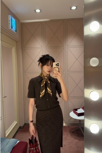 루VVV 모노그램 브라운 키링로고 스카프