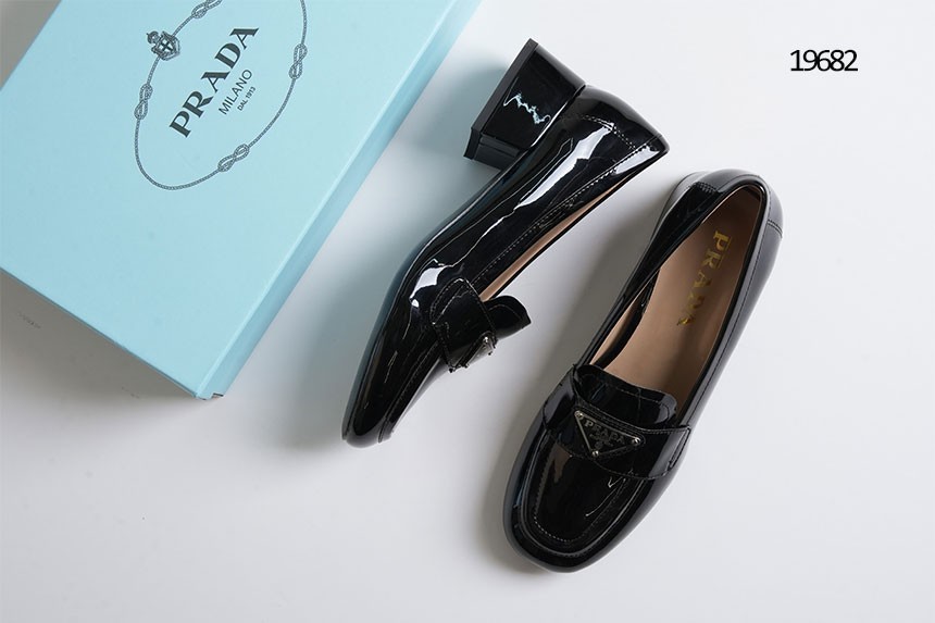 🔆 [PRADA] 프라다 삼각로고 페이턴트 레더 로퍼 🔆