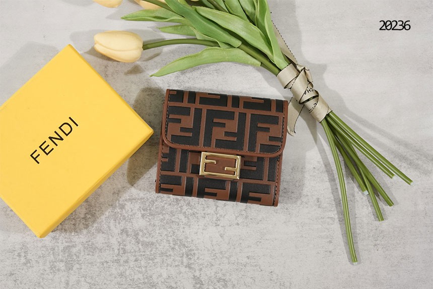 🔆 [FENDI] 팬디 여성 FF 패턴 플랩 컴팩트 월릿 🔆