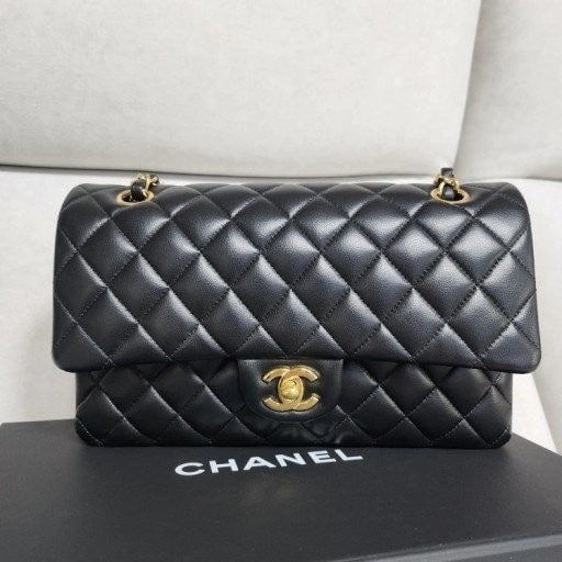 💕 샤* 클래식 미듐 플랩백 램스킨 블랙 금장 A01112 ❤️풀박스❤️ 고급