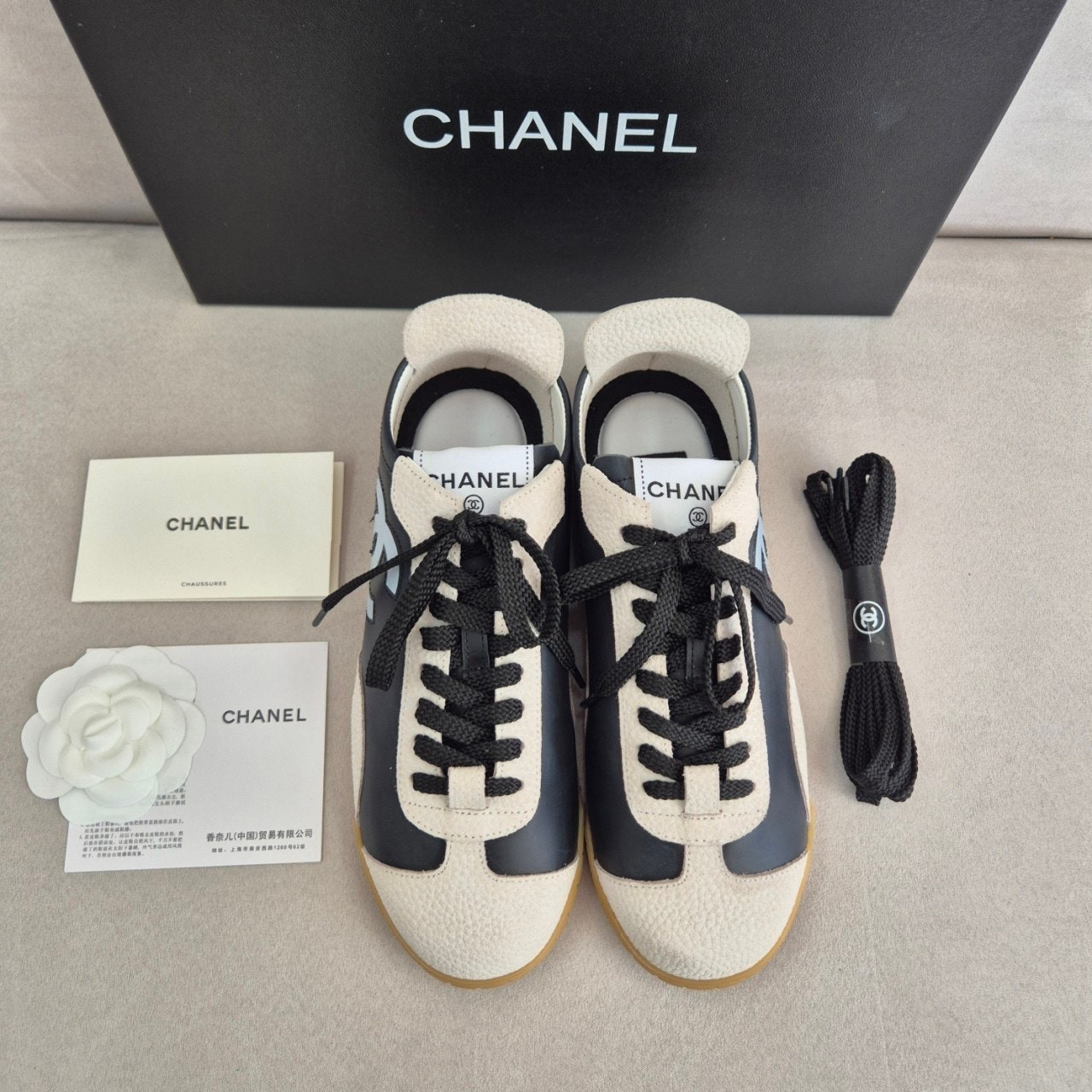 #26스니커즈CC로고레더로우탑