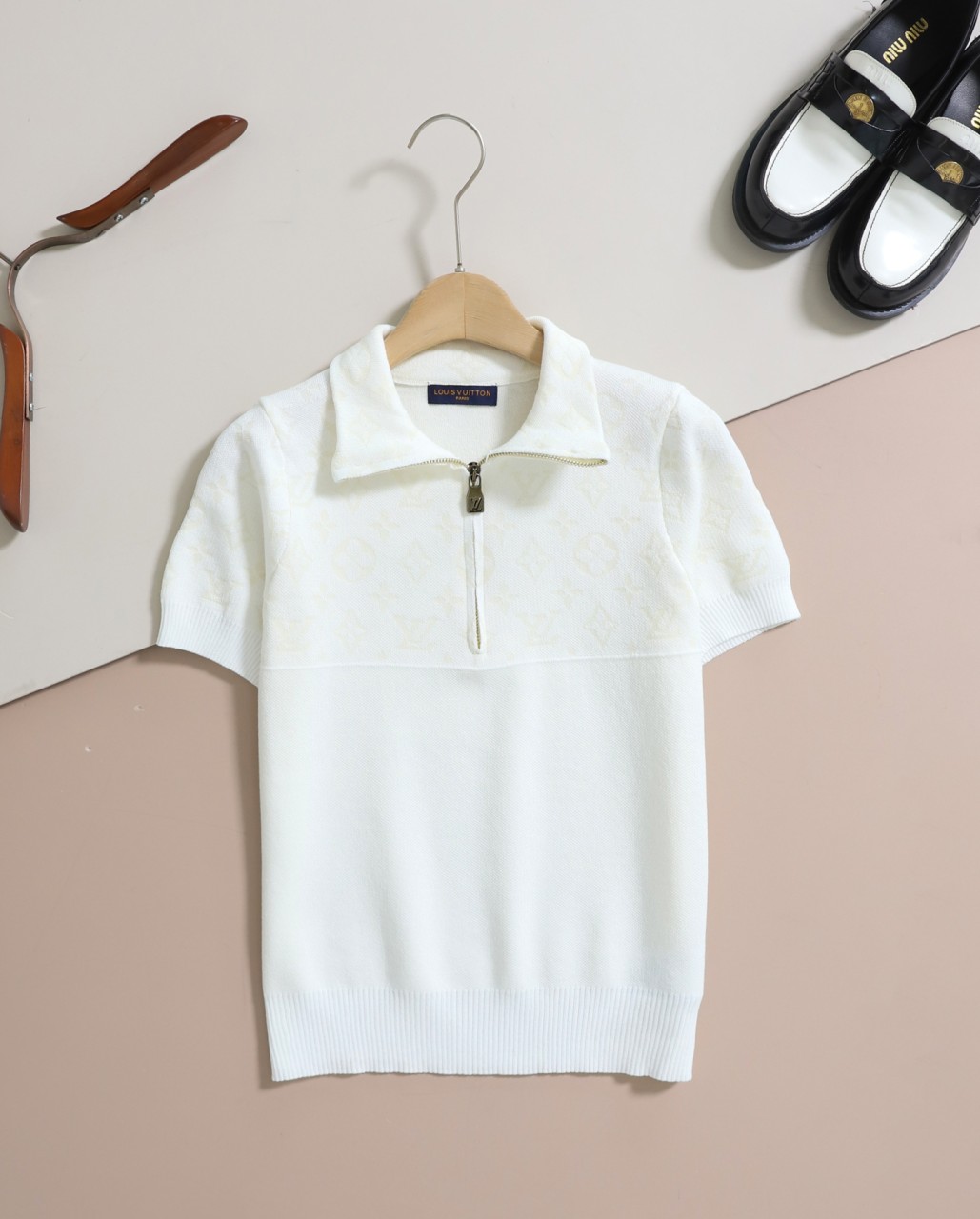 #루이비통 [ L.V ] 모노그램 포인텔 반집업 반팔니트 입고💢 #여성상의 #반팔니트