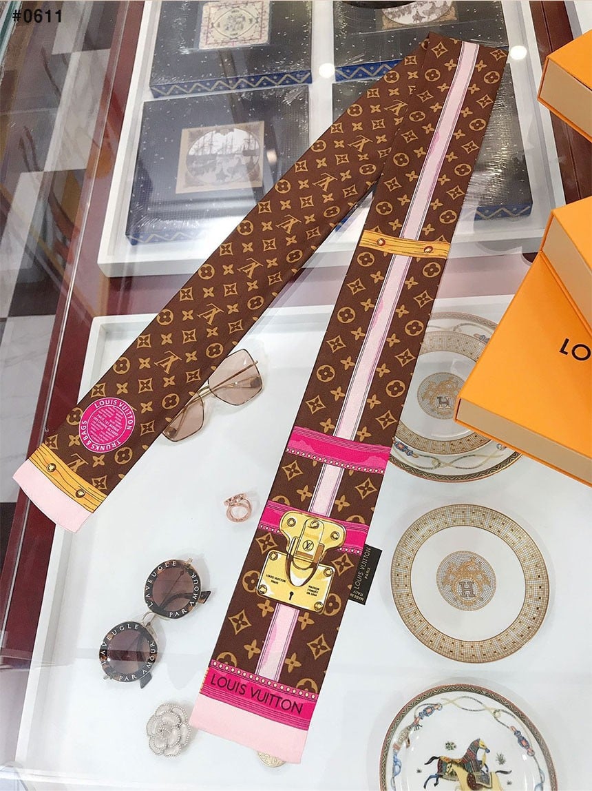 🍀 [LOUIS VUITTON] 루이비통 모노그램 트렁크 스트랩 방도 스카프 🍀