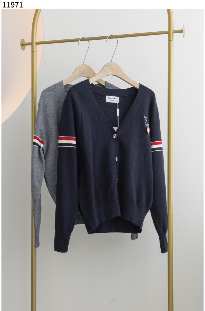 #톰브라운 [Thom Browne] 밀라노 스티치 암밴드 V넥 양모 가디건 신상입고💢 #상의 #니트 #11971