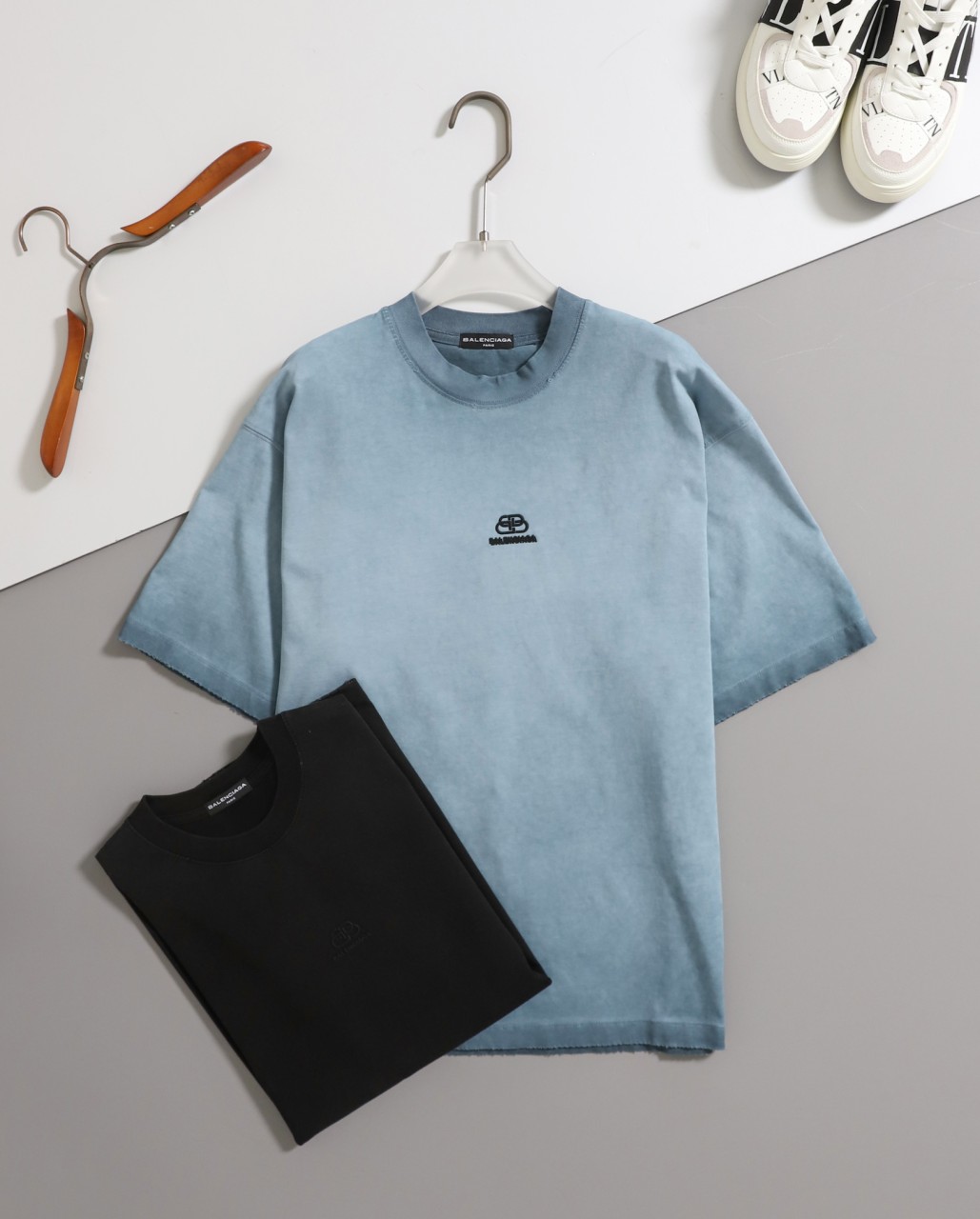 #발렌시아가 [ B*lenciaga ] 수입 BB로고 빈티지 워싱 반팔 티셔츠 입고💢 #남성상의 #반팔티셔츠