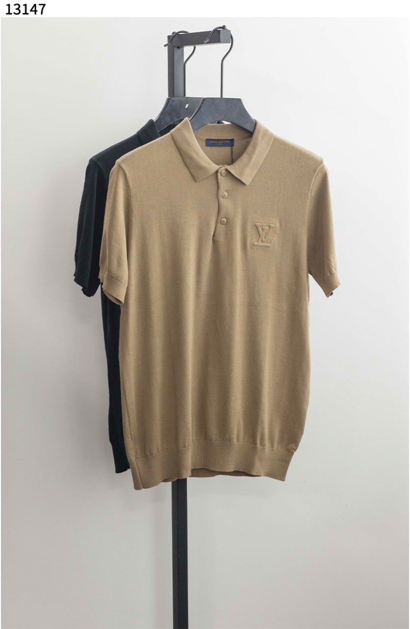 #루이비통 [Louis Vuitton] LV로고 엠보 스티치 니트 반팔 카라티 신상입고💢 #상의 #니트 #13147