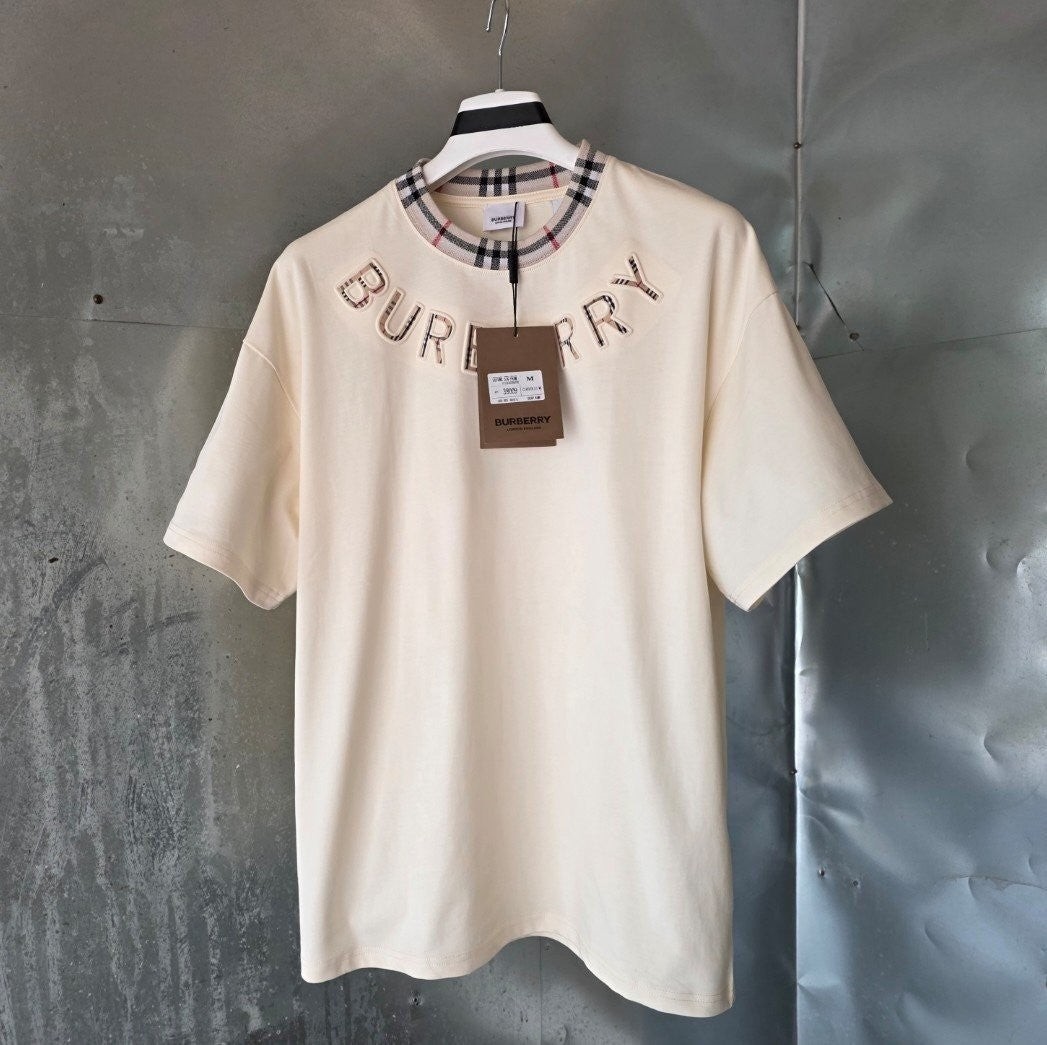 💕 버** 체크엠보 로고 티셔츠