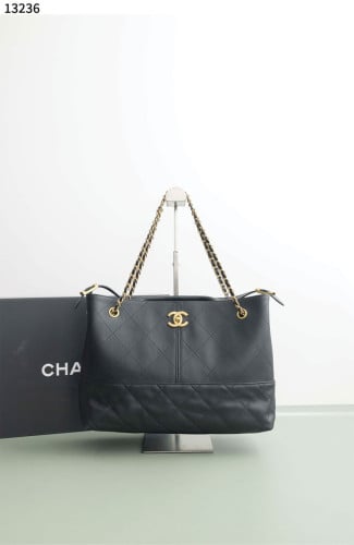 #샤넬 [Chanel] 쇼핑백 카프스킨 & 골드 메탈 블랙 신상입고💢 #가방 #13236