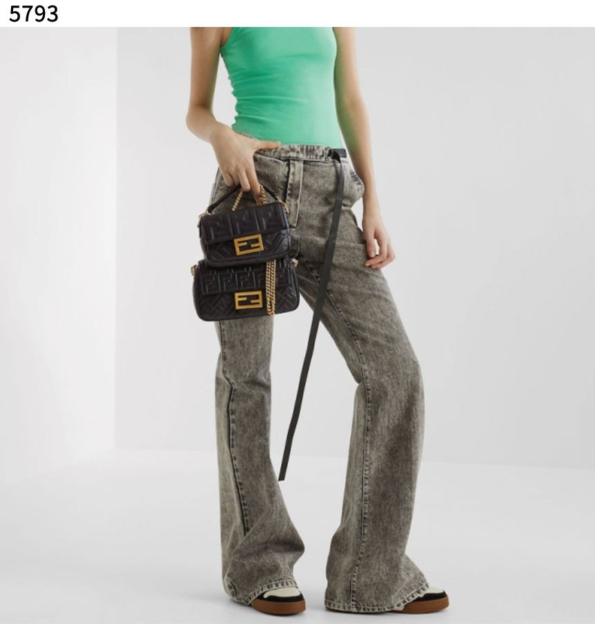 #펜디 [FENDI] 수입프리미엄급 펜디 매치 블랙 스웨이드 로우탑  신상 입고💢 #태그 #신발 #5793