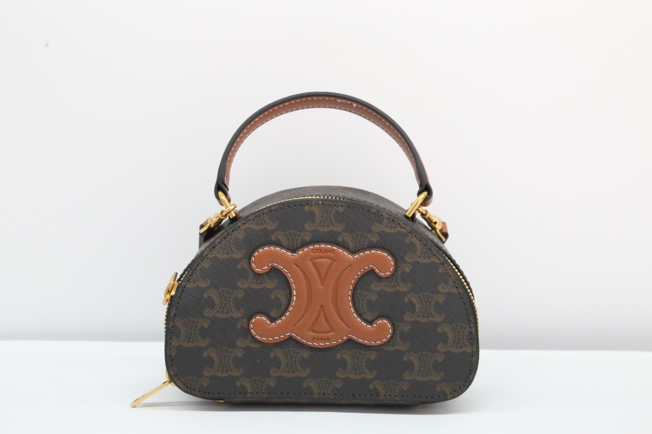 ✨Celine 신상 로고 플라워 소가죽 백 ✨