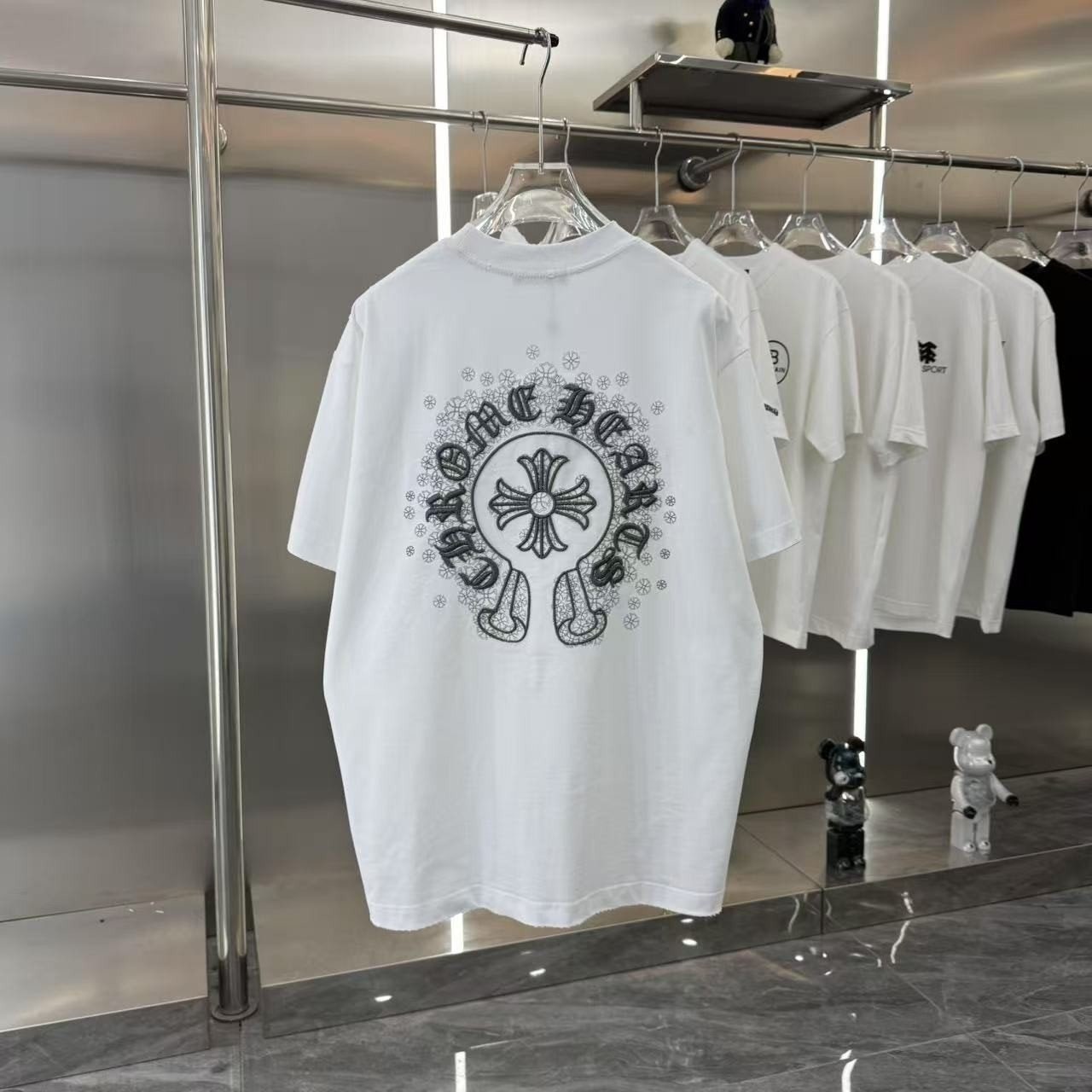 2025 크*** 말발굽 풀자수 코튼 티셔츠