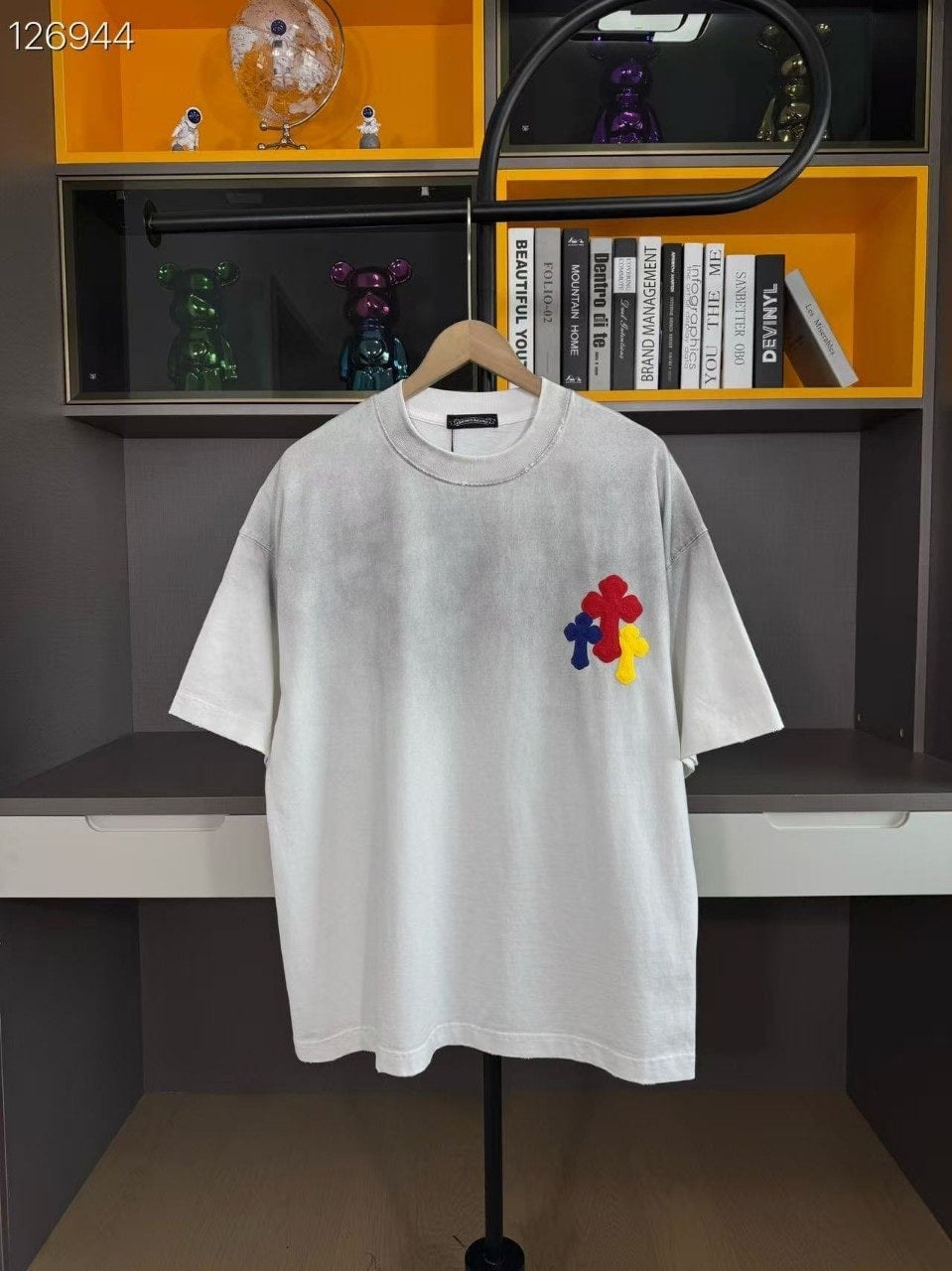 2025 크*** 컬러로고 워싱 티셔츠 입고~