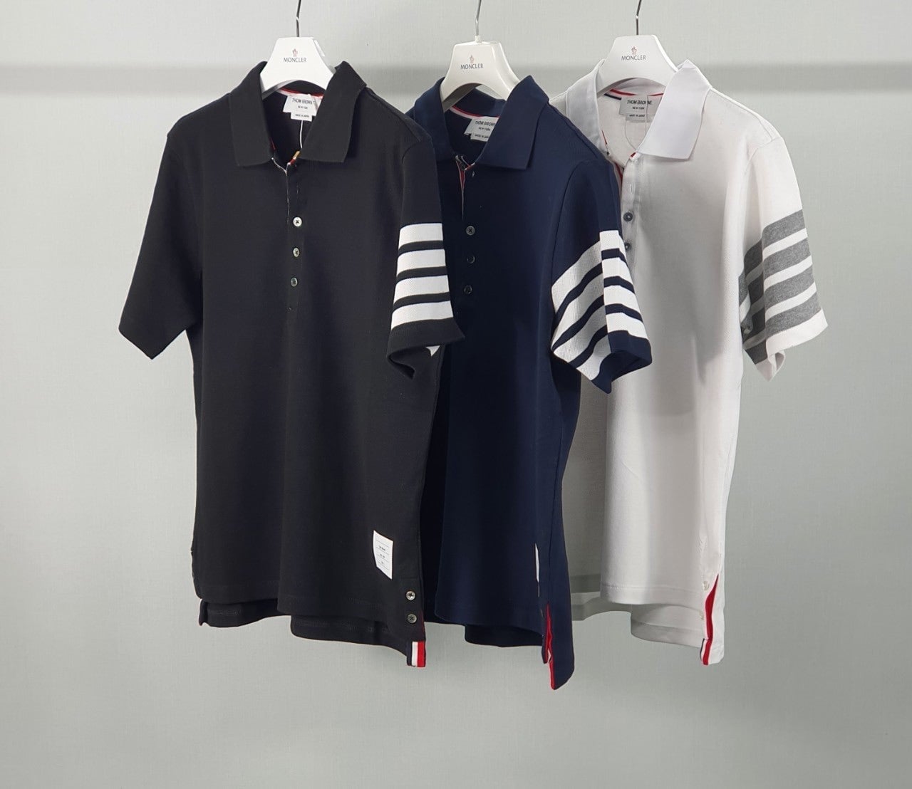 톰*브라운 시그니쳐 사선완장 스웻 카라티셔츠 입고~