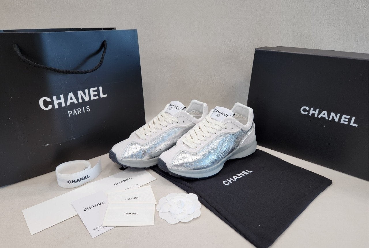 2025 샤* 카프스킨 크루즈 컬렉션 스니커즈 입고~