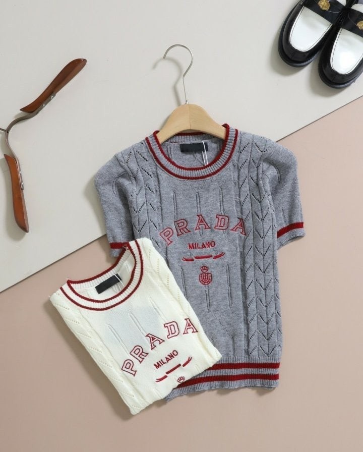 여성 밀라노 로고 자수 반팔니트 PR-3735