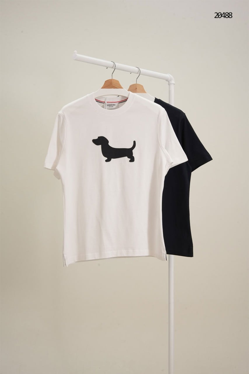 🔆 [THOM BROWNE] 톰브라운 시그니처 도그 로고 반팔 티셔츠 🔆