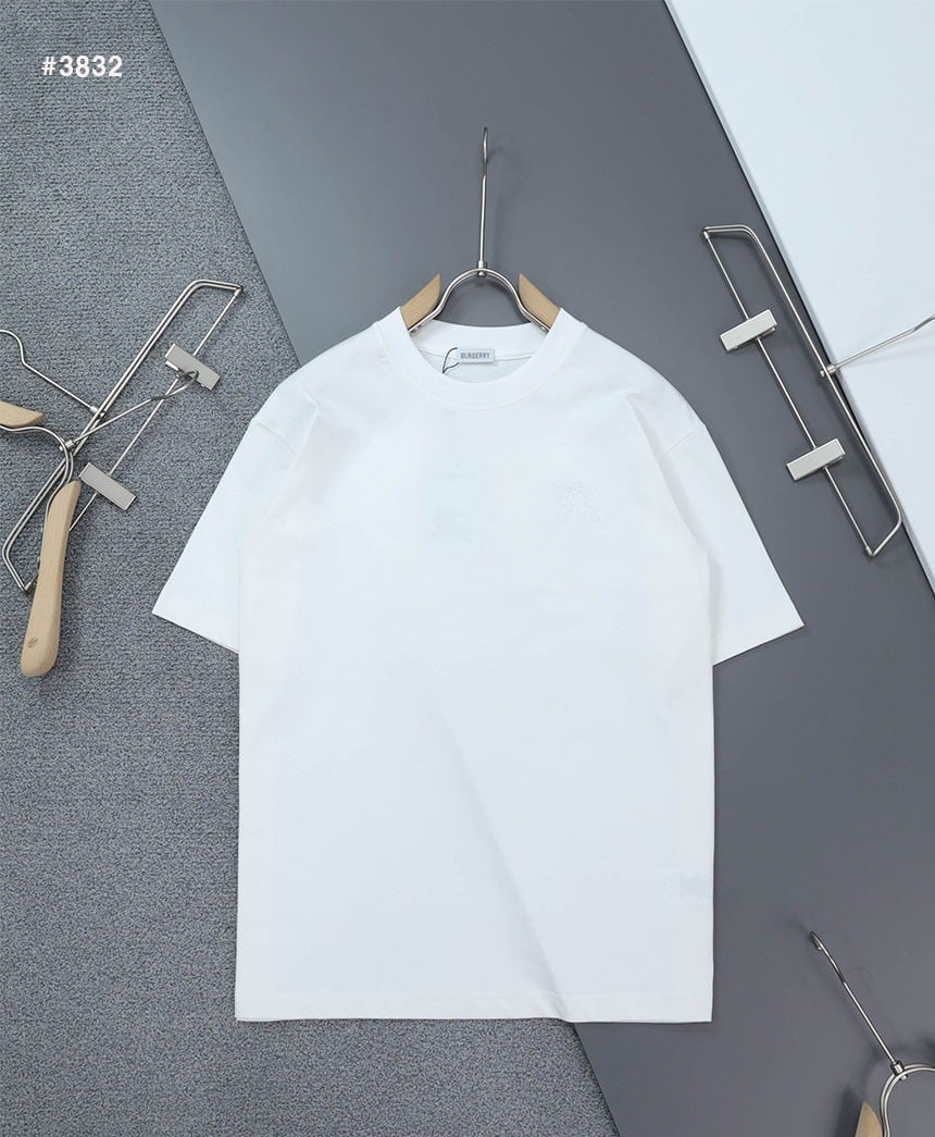 🍀 [BURBERRY] 버버리 백 로고 펀칭 기마자수 라운드 반팔 티셔츠 🍀