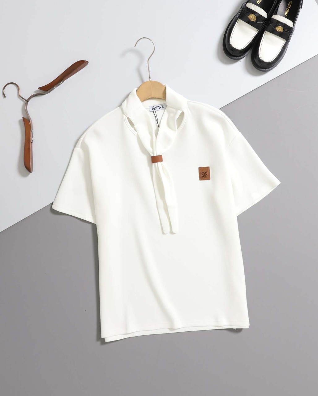 #로에베 [ L*EWE ] 여성 스카프 디테일 티셔츠 입고💢 #여성상의 #반팔티셔츠