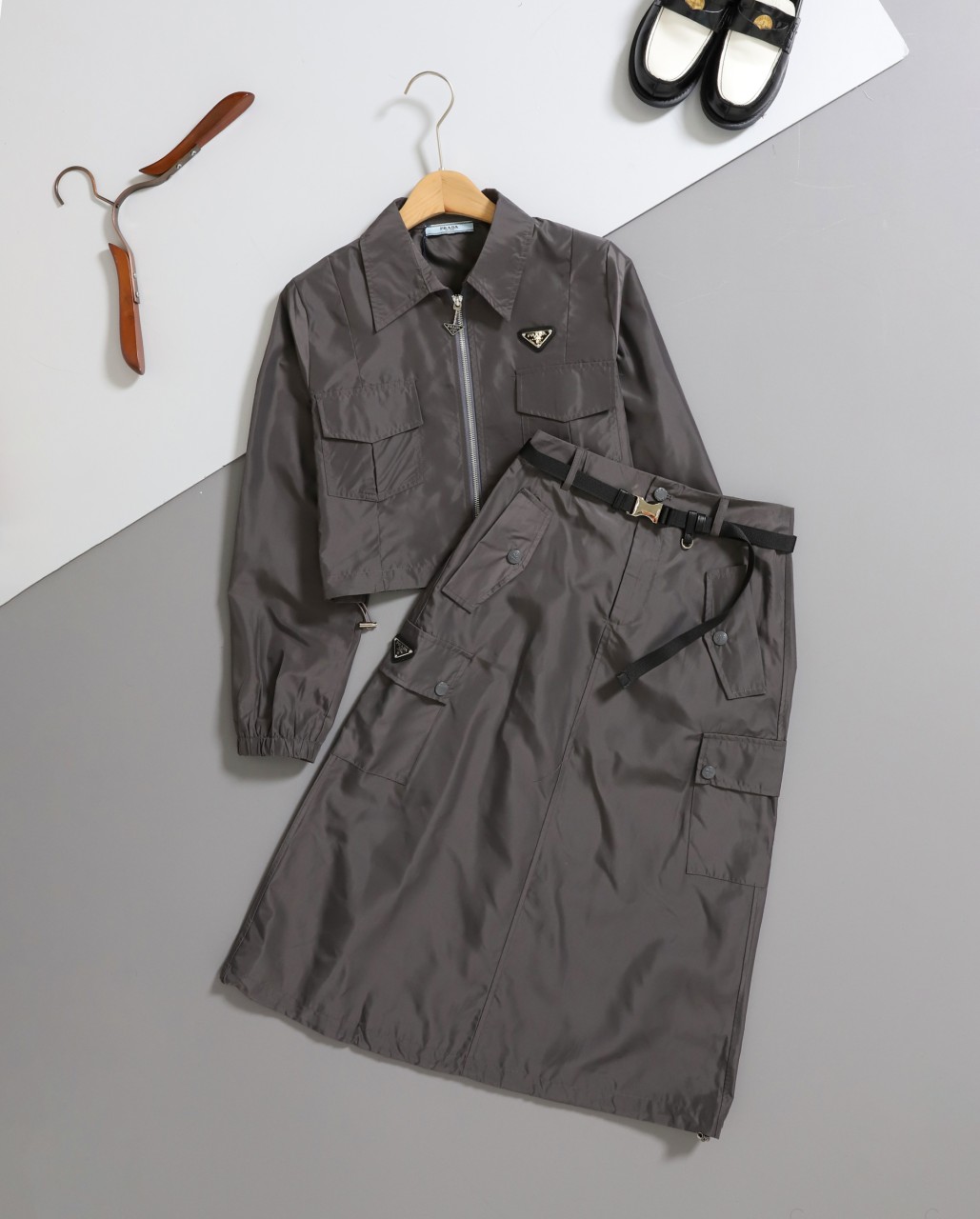 #프라다 [ P*ADA ] 리나일론 크롭 재킷 & 폴딩 카고 스커트 SET 입고💢 #여성세트 #자켓치마