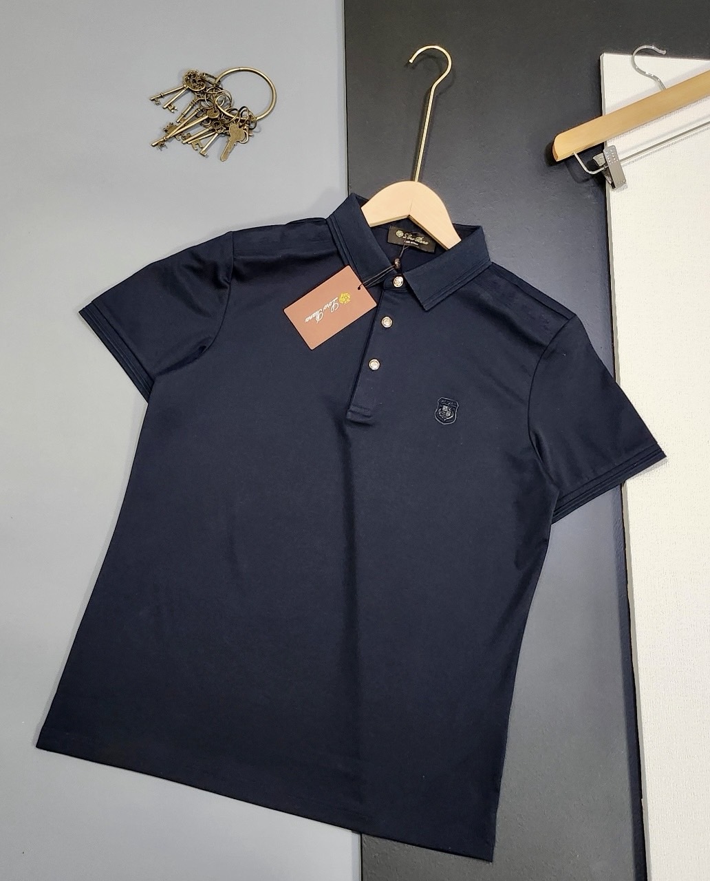 #로로피아나 포인트 자수 로고 카라 티셔츠