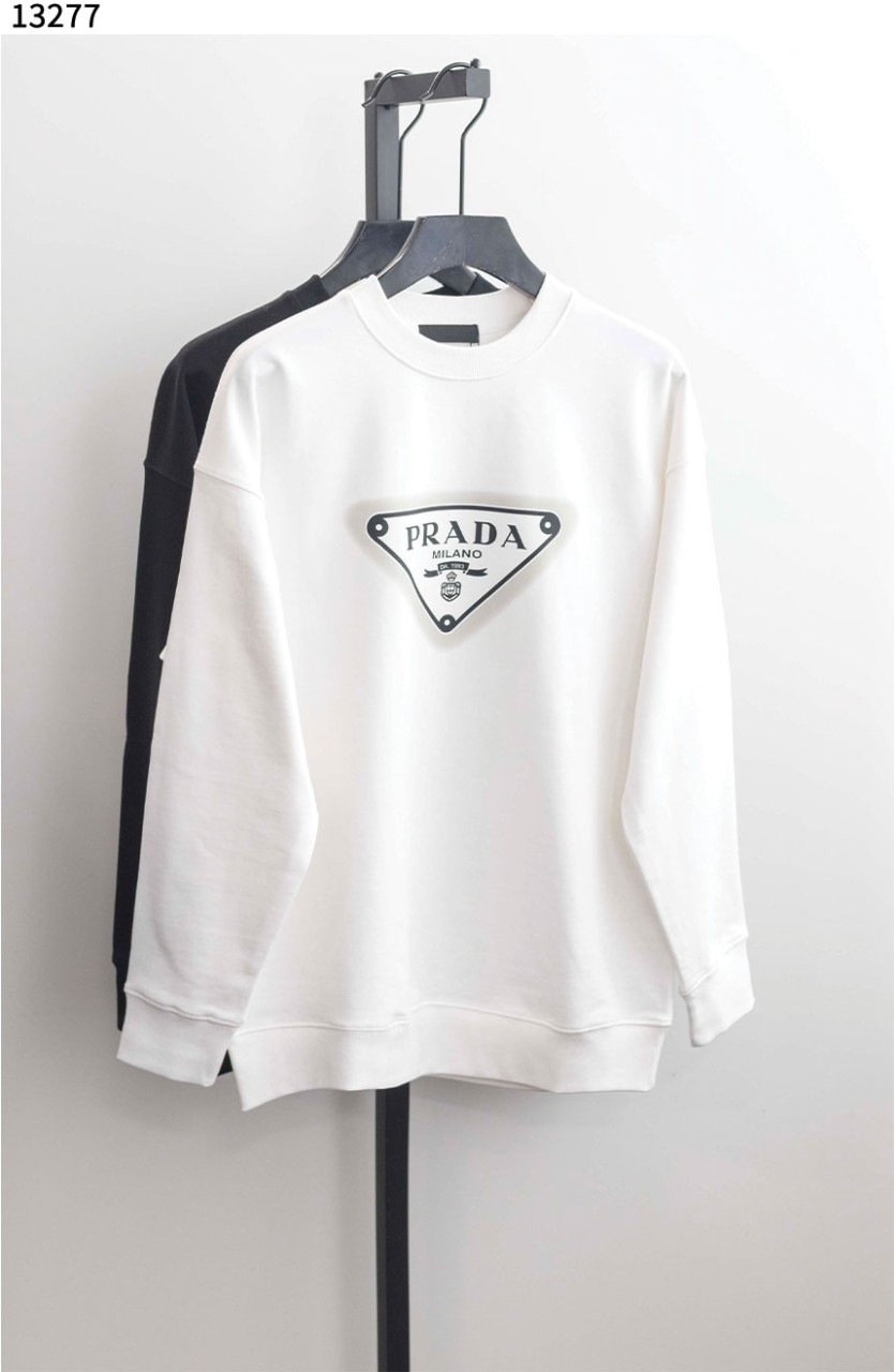#프라다 [PRADA] 삼각로고 라운드 맨투맨 신상입고💢 #상의 #티셔츠 #13277