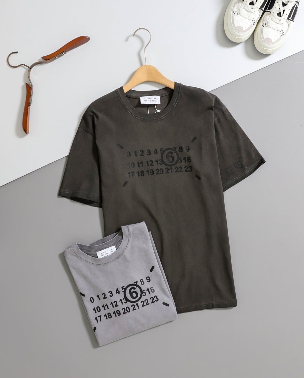 #메종마르지엘라 [ M*isonmargiela ] 수입 그래픽 프린트 반팔 티셔츠 입고💢 #남성상의 #반팔티셔츠