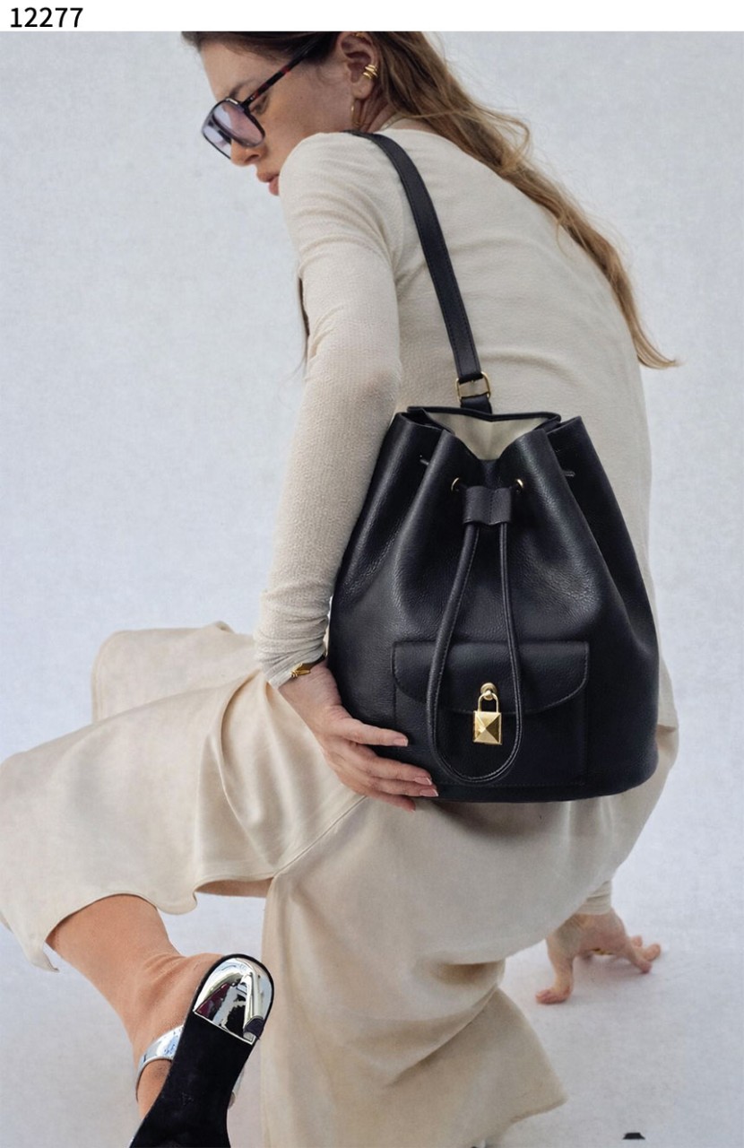 #로로피아나 [LOLO PIANA] 수입프리미엄급 Extra Drawstring backpack L27 Calfskin Black 신상 입고💢 #태그 #가방 #12277